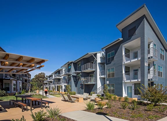 Capitol Yard Apartments_ West Sacramento CA_Community Courtyard