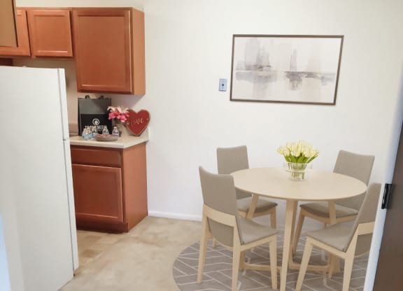 Dining Room at Timberbrook Apartments, Illinois, 61614