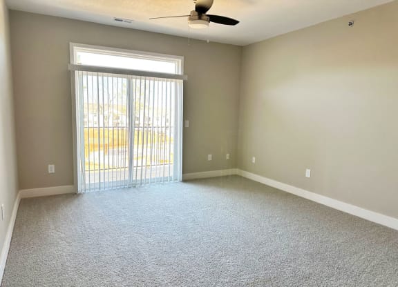living room with 9' ceiling and a ceiling fan  at Signature Pointe Apartment Homes, Athens, 35611