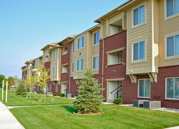 Unique Exterior Details at The Harbours Apartments, Michigan, 48038
