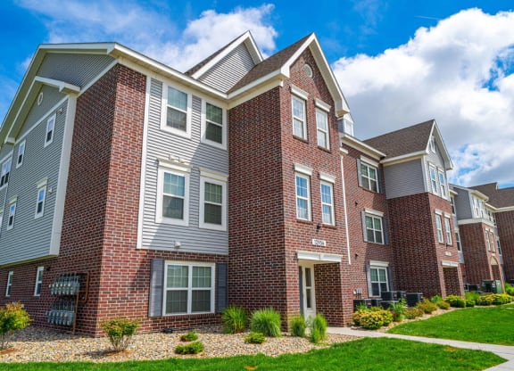 Elegant Exterior View Of Property at Andover Pointe Apartment Homes, La Vista, NE, 68138