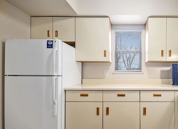 A kitchen with a window at Autumn Lakes Apartments and Townhomes in Mishawaka, IN