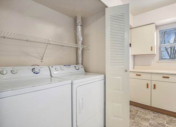 A laundry area with a washer and dryer at Autumn Lakes Apartments and Townhomes in Mishawaka, IN