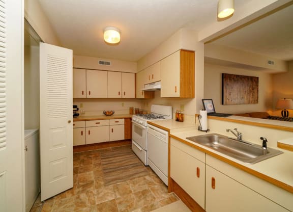 Fully Equipped Kitchen at Autumn Lakes Apartments and Townhomes, Mishawaka, IN, 46544