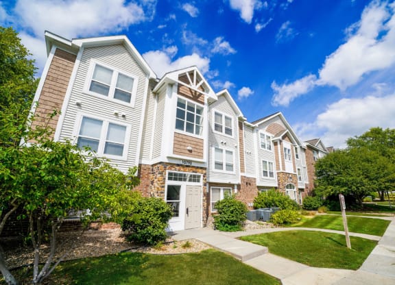 Beautiful Green Landscaping at Brentwood Park Apartments, Nebraska