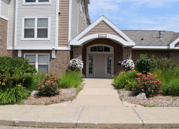 Walking Path to Leasing Office at Canal 2 Apartments, Lansing, MI 48917