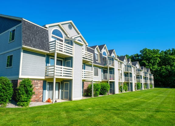 Park Like Grounds at Canal Club Apartments in Lansing, Michigan