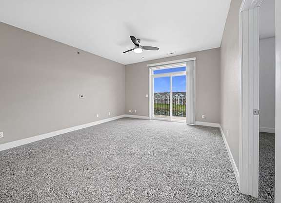 A living room with a ceiling fan and a carpeted floor at Chase Creek Apartment Homes, Huntsville, AL, 35811