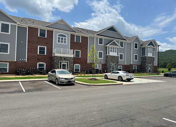 A modern apartment building at Chase Creek Apartment Homes, Huntsville, 35811