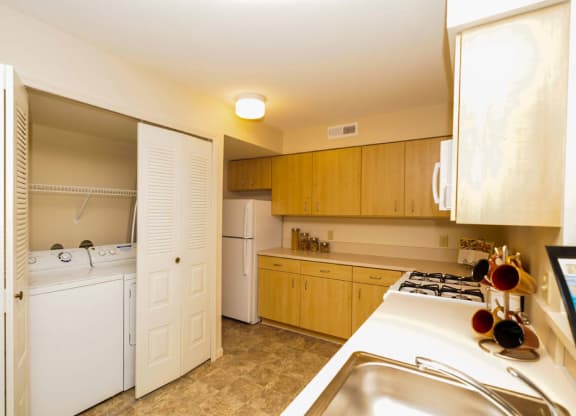 Fully Equipped Kitchen at Colonial Pointe at Fairview Apartments, Nebraska, 68123