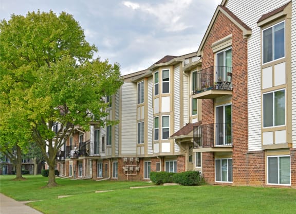 Elegant Exterior View at Bristol Square and Golden Gate Apartments, Wixom, 48393