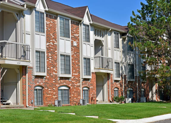 Maintained Lawns at The Springs Apartment Homes, 48377