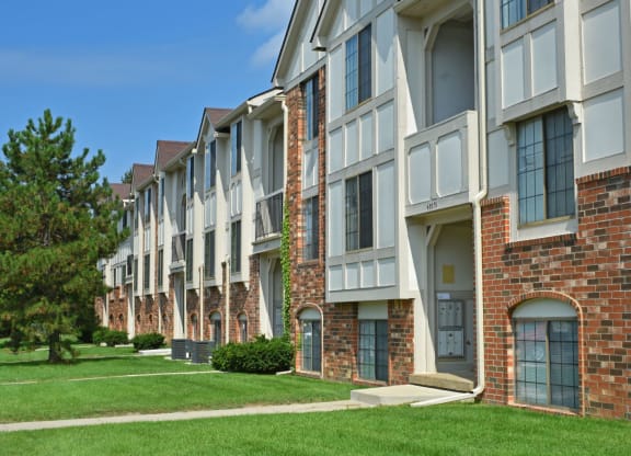 Walking Paths at The Springs Apartment Homes, Novi, MI 48377