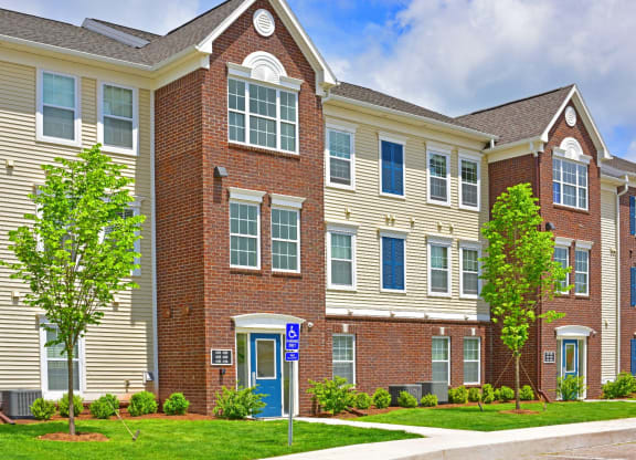 Apartment Building Exterior at River Hills Apartments, 54937