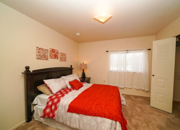 Cozy Bedrooms at Dupont Lakes Apartments, Fort Wayne, IN