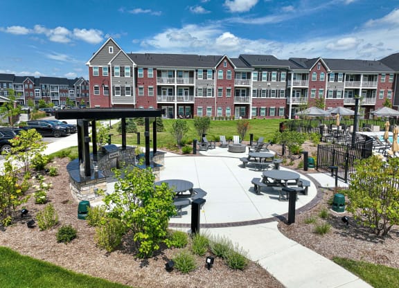 Picnic Area at Montgomery Place Apartments, Illinois