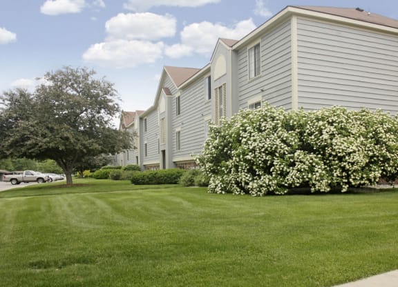 Expertly Landscaped Lawns at Emerald Park Apartments, MI 49001