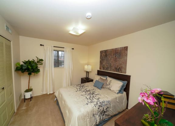Large Comfortable Bedrooms at Emerald Park Apartments, Kalamazoo