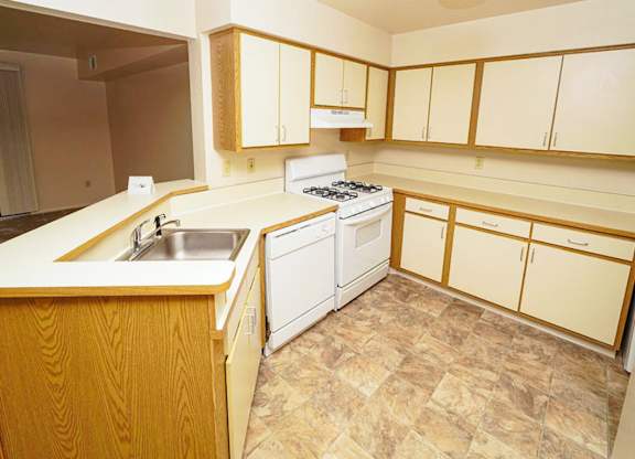 Fully Equipped Kitchen at Emerald Park Apartments, Michigan