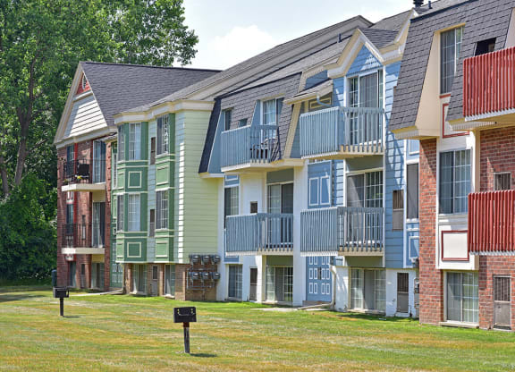 Exterior View With Architectural Details at Charter Oaks Apartments, Davison