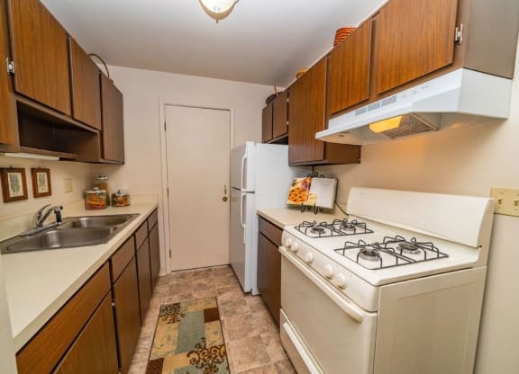 Fully Equipped Kitchen at Glen Oaks Apartments, Muskegon