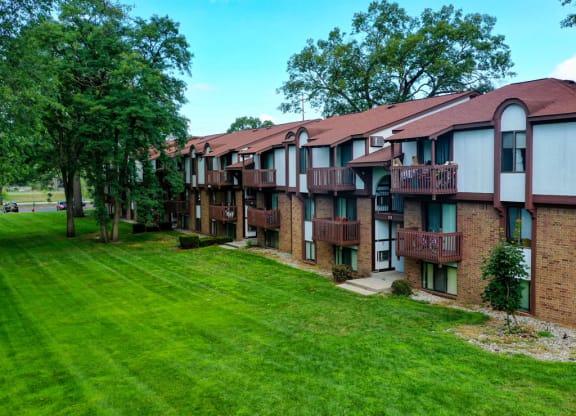Lush Green Outdoor Spaces at Glen Oaks Apartments, Muskegon, 49442