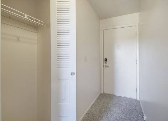 entry way with closet at Gull Prairie/Gull Run Apartments and Townhomes, Kalamazoo, MI