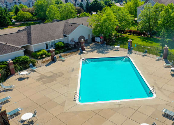 Expansive Sundeck with Wi Fi at Heatherwood Apartments, Grand Blanc