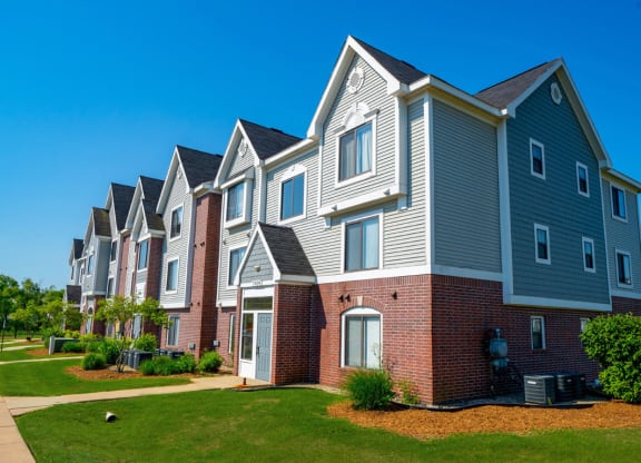 Nice Grounds with Walkways at Heatherwood Apartments, Grand Blanc