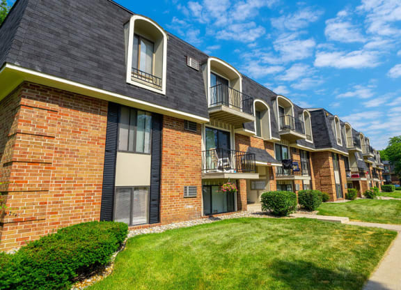 Courtyard With Green Space at Hickory Village Apartments, Mishawaka, 46545