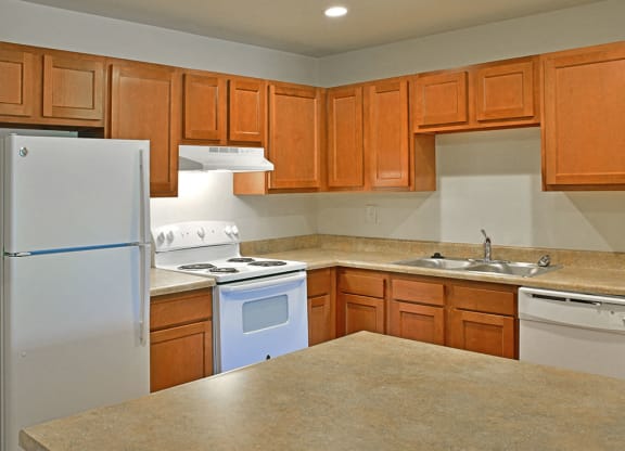 Kitchen with White Appliances at Grand Bend Club, Grand Blanc, MI, 48439