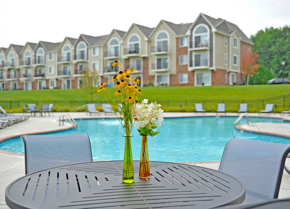 Swimming Pool With Sundeck at LakePointe Apartments, Ohio