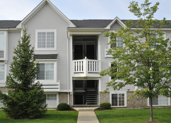 Walking Paths to Apartments at LakePointe Apartments, Batavia, OH, 45103