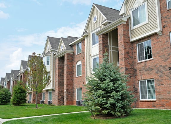 Apartment Building Exterior at LakePointe Apartments, Batavia, 45103