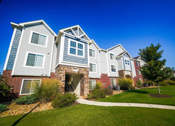 Expertly Landscaped Grounds at Limestone Creek Apartment Homes, Madison, AL 35756
