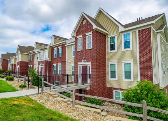 Elegant Exterior View at Lynbrook Apartment Homes and Townhomes, Elkhorn, Nebraska