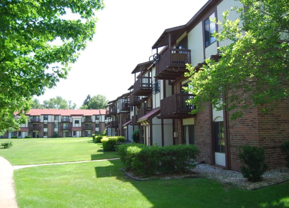 Courtyard Open Lawns at Madeira Apartments, Michigan, 49001