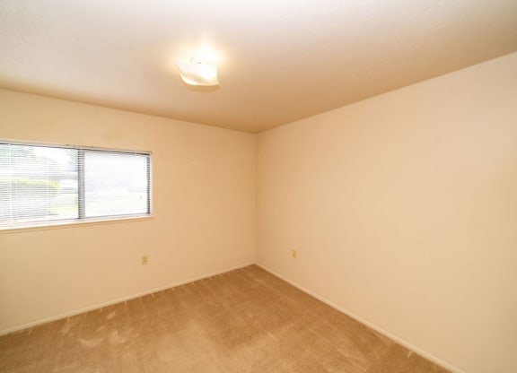 Residential Room With Window at North Pointe Apartments, Elkhart, Indiana