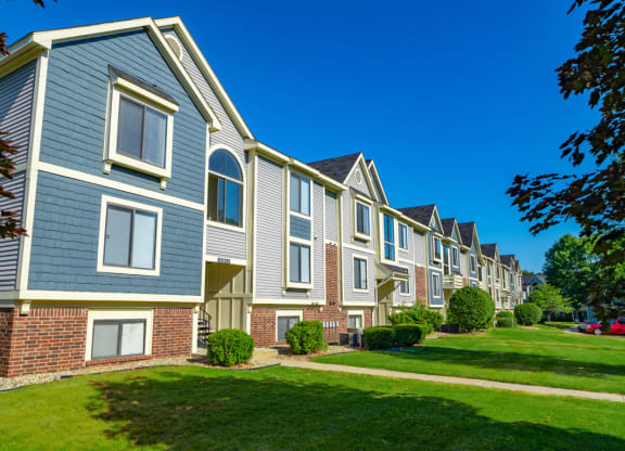 Rolling Green Lawns at North Pointe Apartments, Indiana