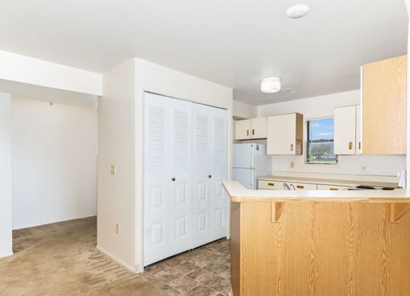 European Style Kitchen with Breakfast Bar  at Oak Shores Apartments, Oak Creek
