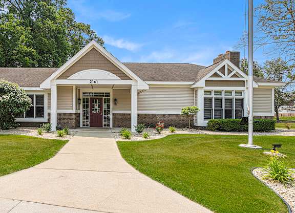 The front of the leasing office and community building at Orchard Lakes Apartments, Toledo, 43615