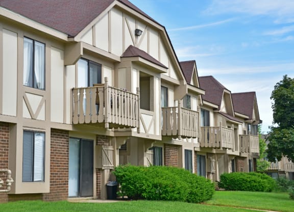 a row of townhomes with balconies at Beacon Hill and Great Oaks Apartments, Illinois