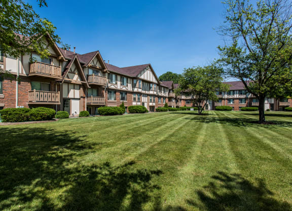 Green space courtyard at Polo Run Apartments, Greenwood, IN