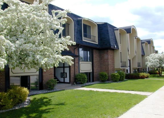 Park Like Grounds at Seville Apartments, Kalamazoo