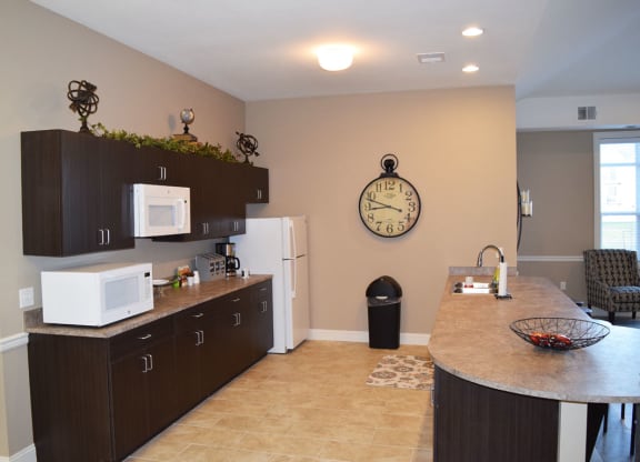 Clubhouse Eat In Kitchen at Stoney Pointe Apartment Homes, Wichita, Kansas