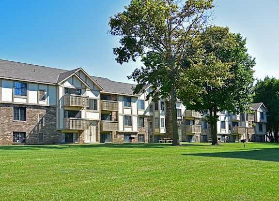 A large apartment building with a green lawn in front of it at Tanglewood Apartments, Oak Creek
