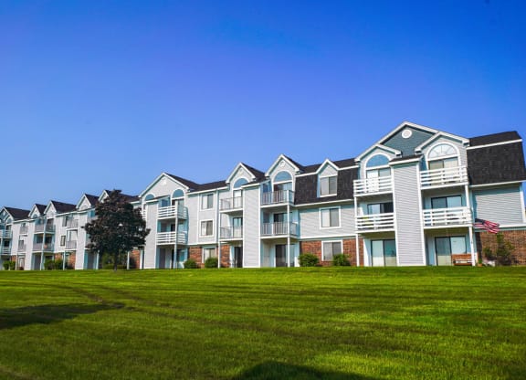 Expertly landscaped grounds at The Crossings Apartments, Grand Rapids, MI, 49508