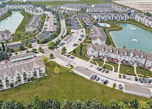 A bird's eye view of an apartment community with garages and a swimming pool at Tracy Creek Apartments, Perrysburg