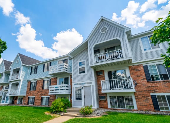Private Balconies Offered at Trappers Cove Apartments, Lansing, MI, 48910