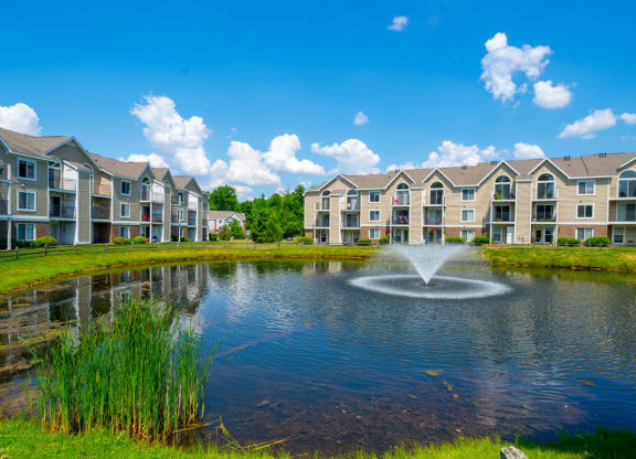 Ponds with Fountains at Trillium Pointe Apartment Homes, Jackson, MI